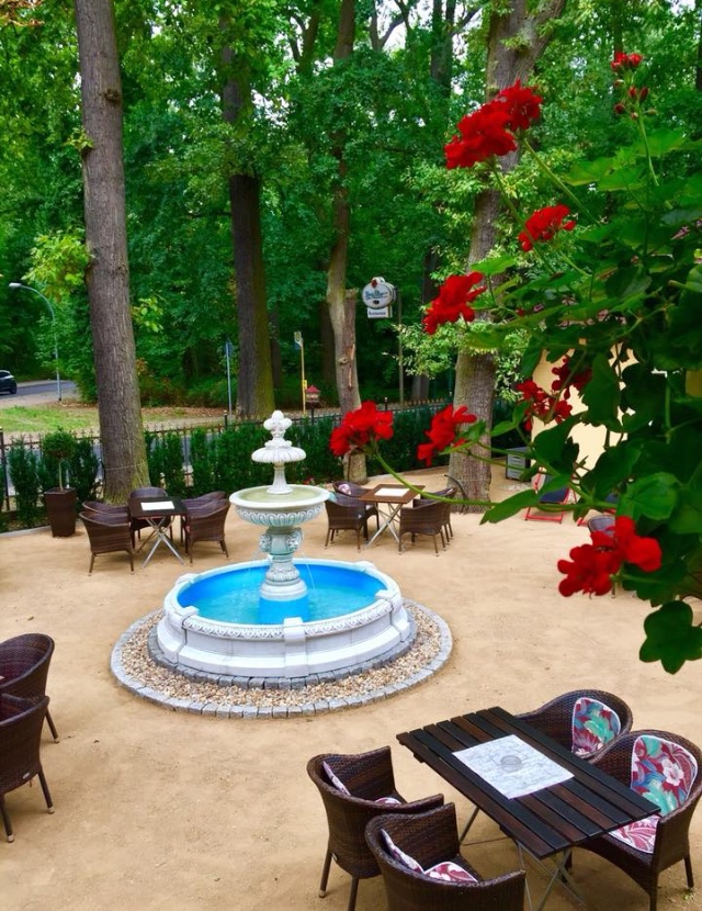 Brunnen Geranien laufendes Restaurant zu verpachten im Hotel