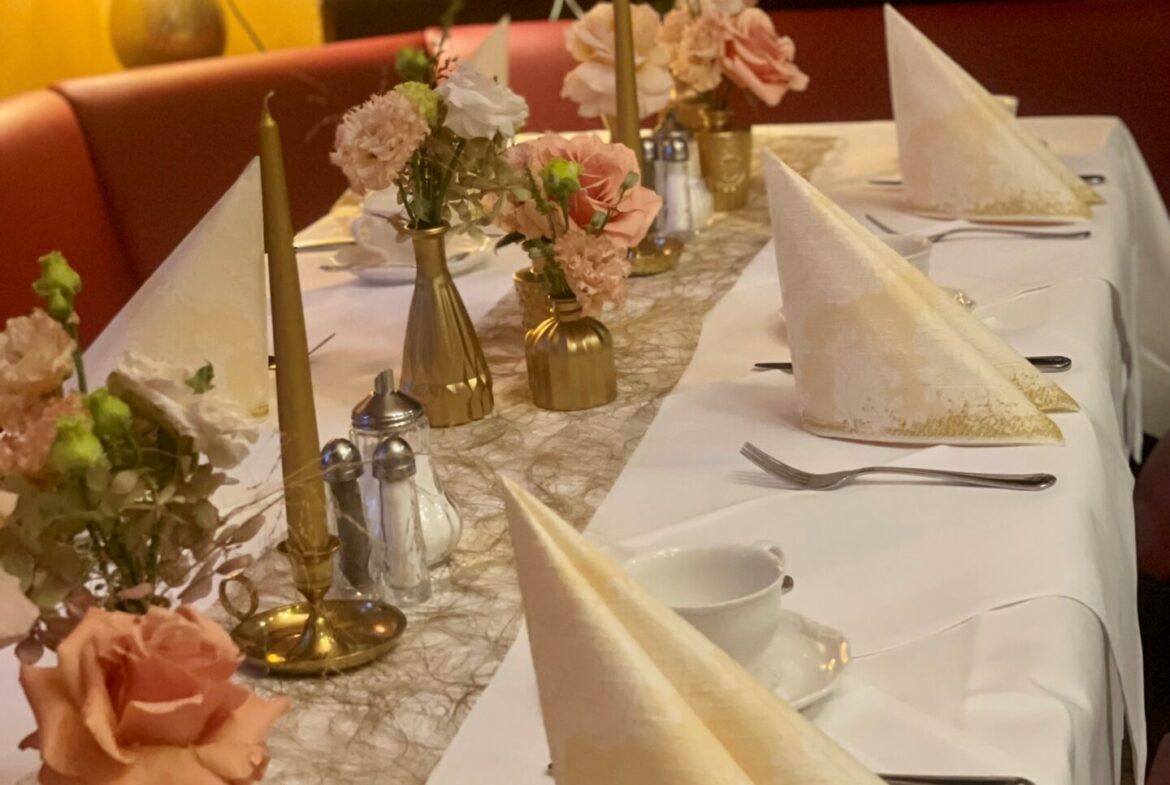 Kaffeetafel Gold laufendes Restaurant zu verpachten im Hotel