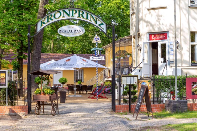 Kronprinz Eingang Garten Sommer laufendes Restaurant zu verpachten im Hotel