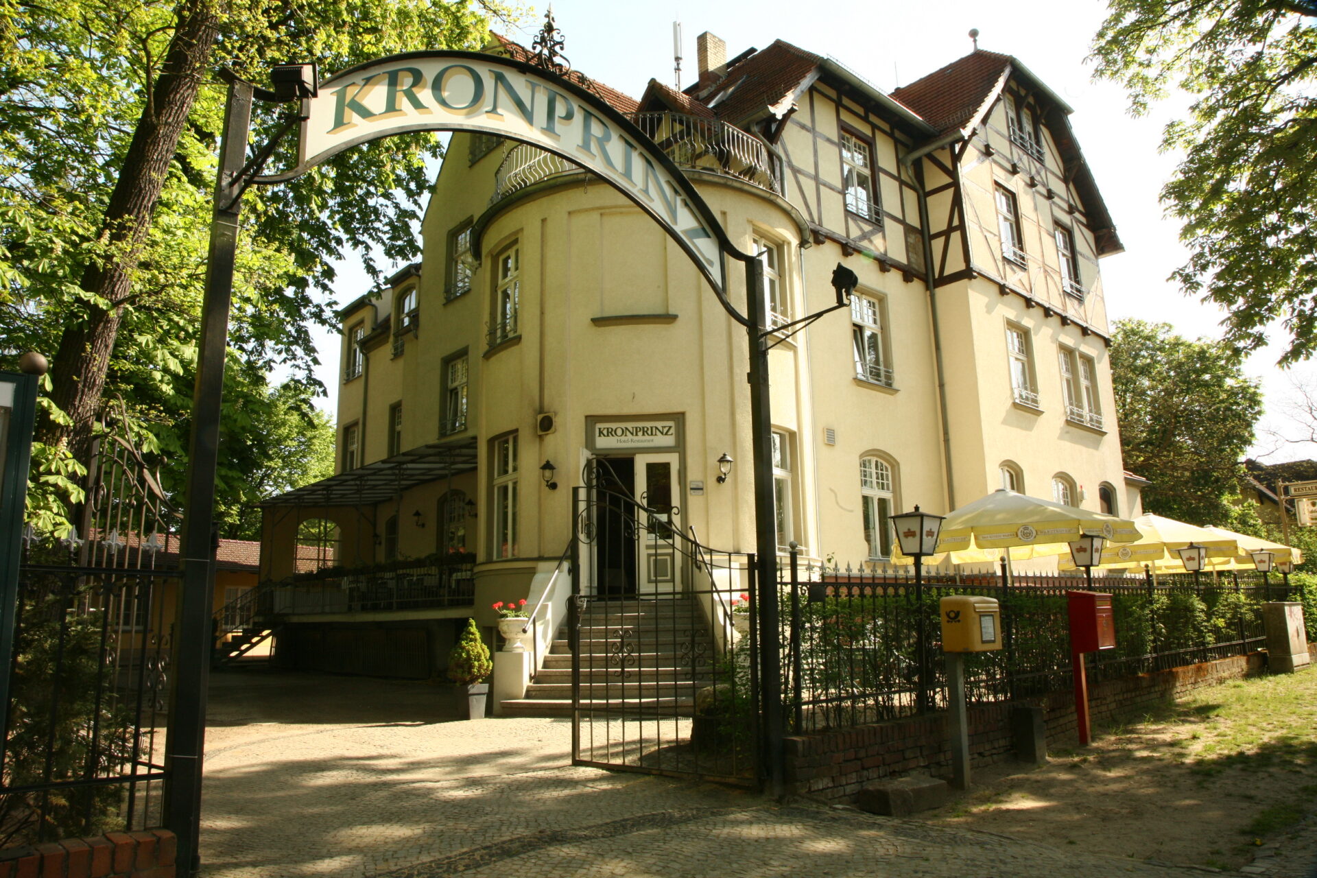 Kronprinz Gebäude draußen nah laufendes Restaurant zu verpachten im Hotel
