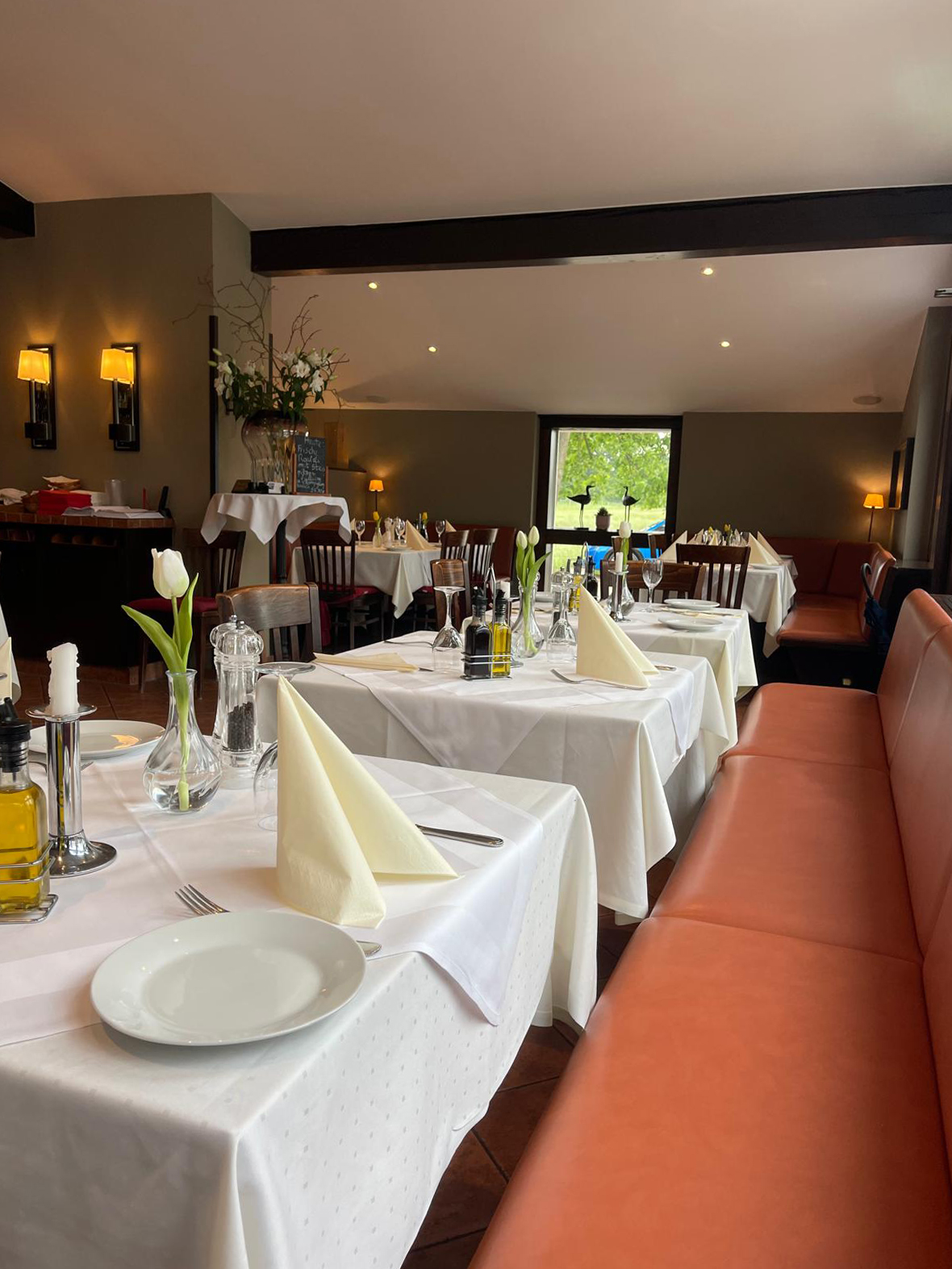 PHOTO-2026-06-08-19-01-16 Attraktives Restaurant mit Wintergarten und großer Außengastronomie zu verpachten