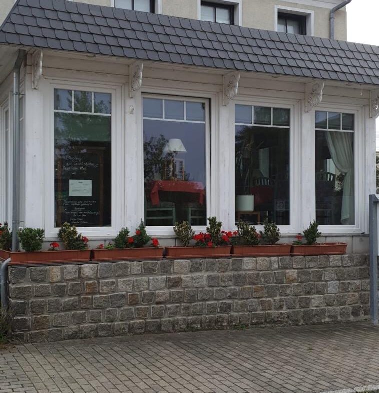 Fassade Vielseitig nutzbare Immobilie im Gastgewerbe mit Hotelzimmern, Restaurant und Festsaal in Halle-Saale