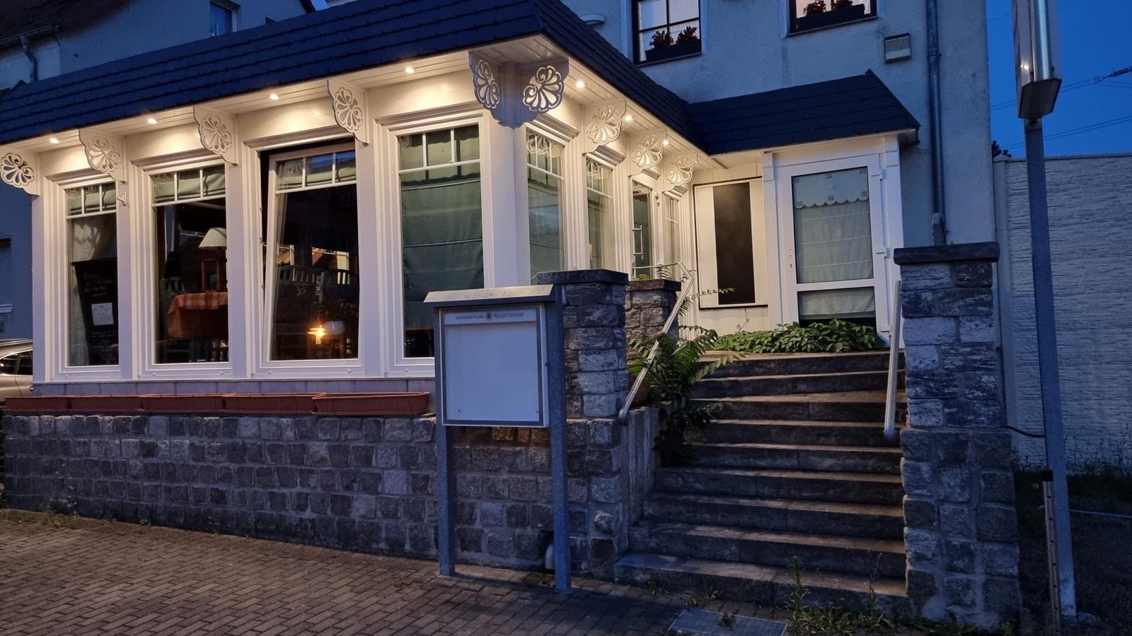 Fassade_beleuchtet Vielseitig nutzbare Immobilie im Gastgewerbe mit Hotelzimmern, Restaurant und Festsaal in Halle-Saale