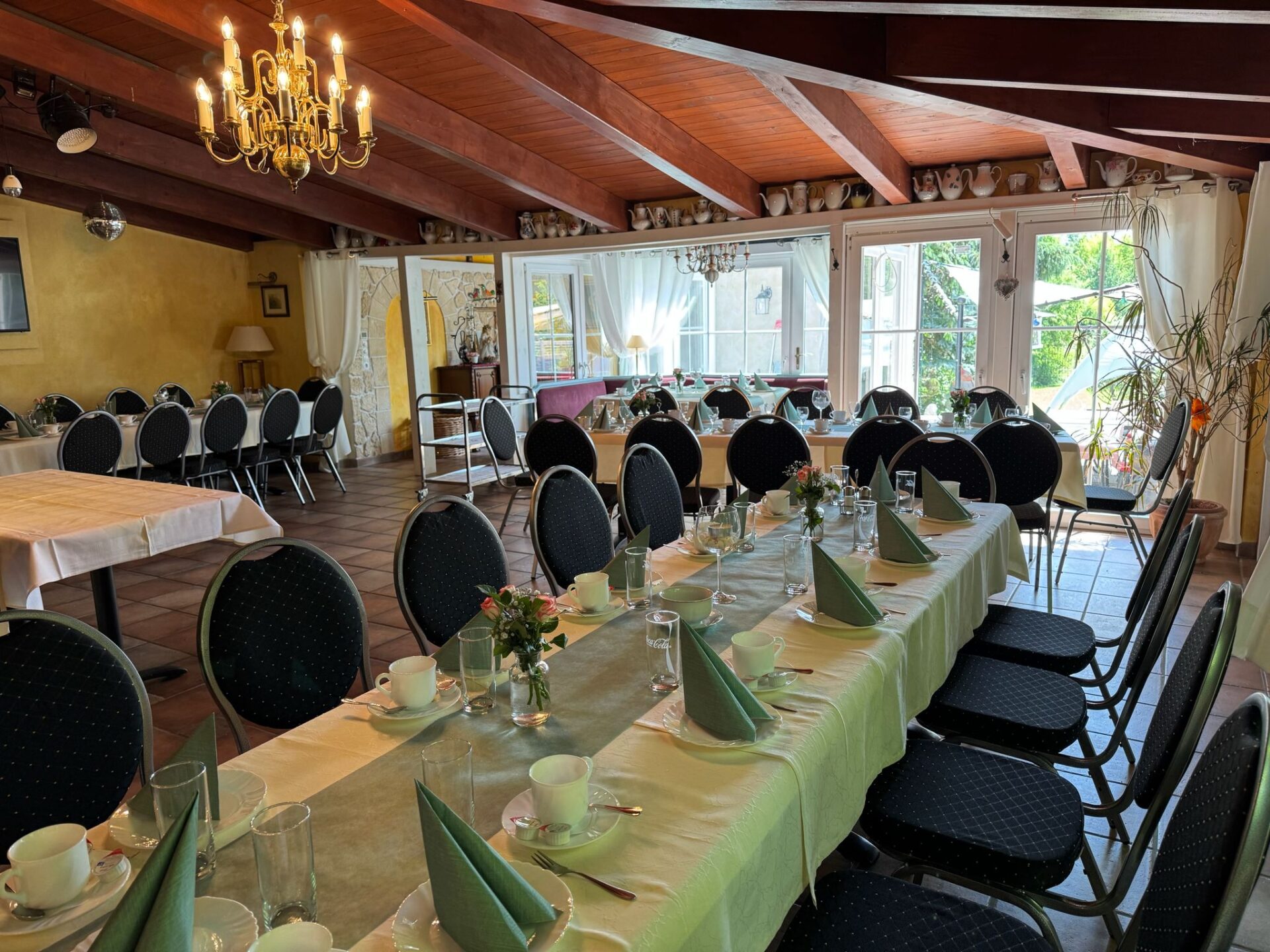 Festsaal1HG Vielseitig nutzbare Immobilie im Gastgewerbe mit Hotelzimmern, Restaurant und Festsaal in Halle-Saale