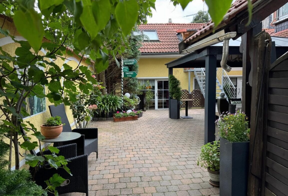 Innenhof1HG Vielseitig nutzbare Immobilie im Gastgewerbe mit Hotelzimmern, Restaurant und Festsaal in Halle-Saale