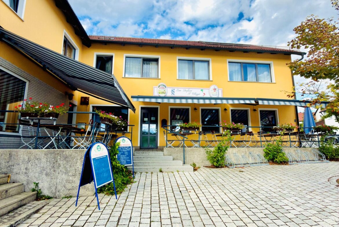 Außenansicht_Gastro Gut laufende Gastronomie mit drei Wohneinheiten im Oberpfälzer Wald, Bayern