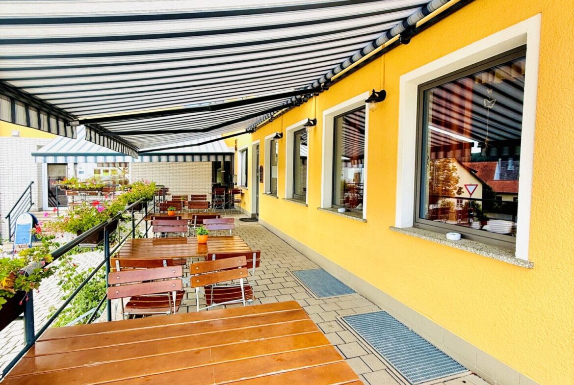 Außenansicht_Sitzplätze (2) Gut laufende Gastronomie mit drei Wohneinheiten im Oberpfälzer Wald, Bayern