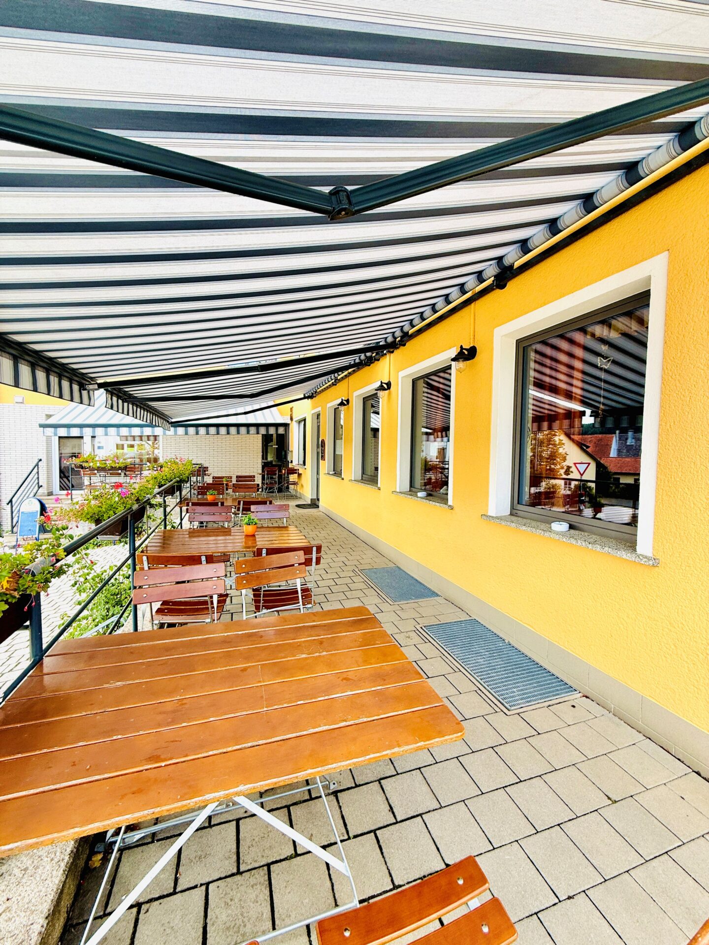 Außenansicht_Sitzplätze (2) Gut laufende Gastronomie mit drei Wohneinheiten im Oberpfälzer Wald, Bayern