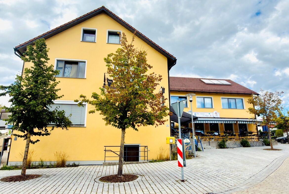 Außenansicht_frontal Gut laufende Gastronomie mit drei Wohneinheiten im Oberpfälzer Wald, Bayern