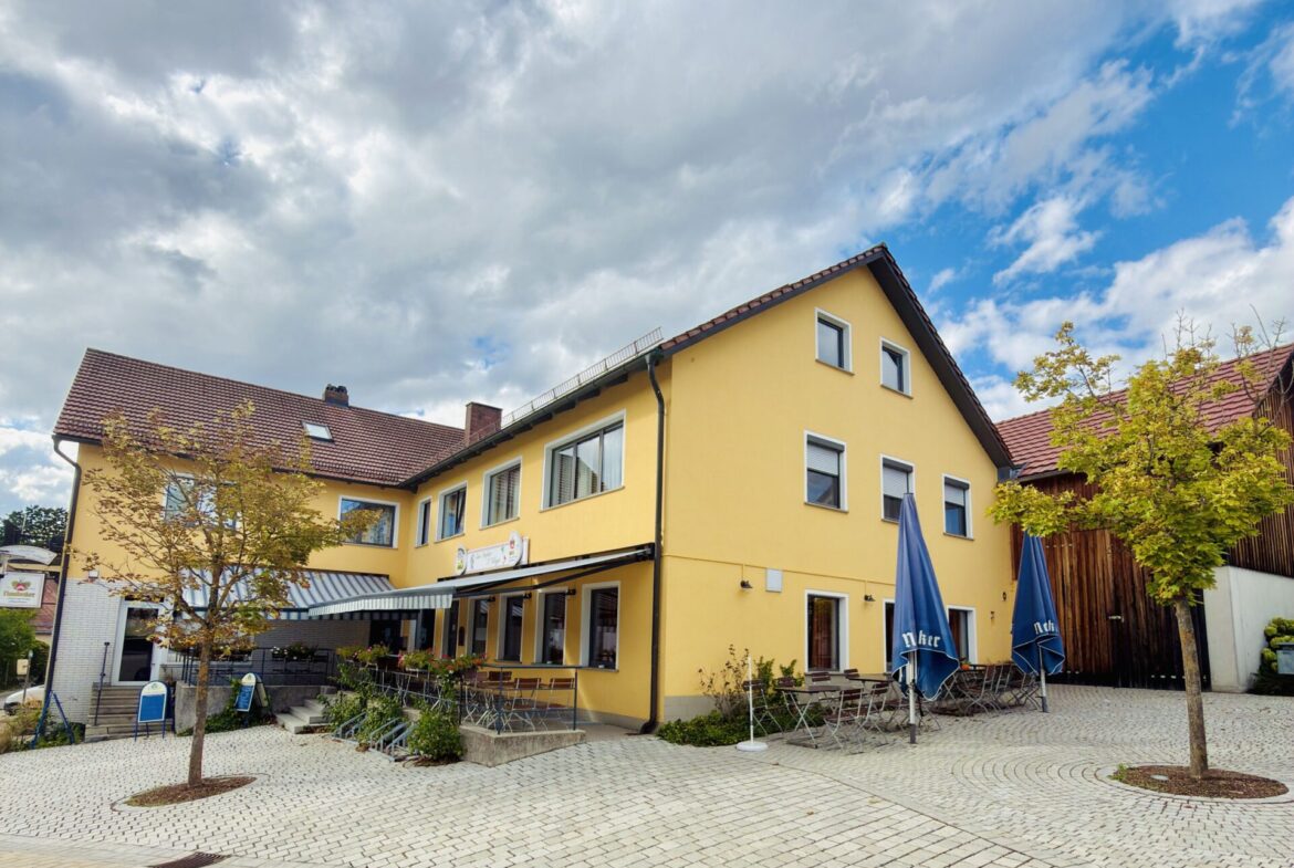 Gut laufende Gastronomie mit drei Wohneinheiten im Oberpfälzer Wald, Bayern