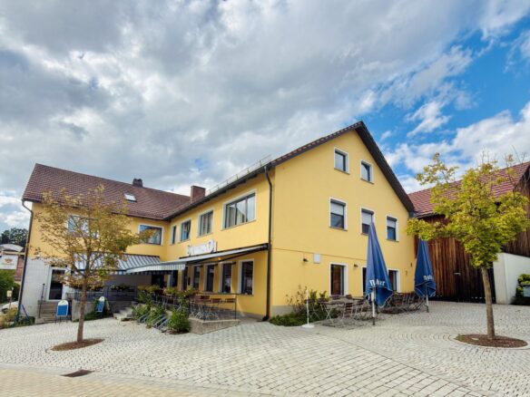 Gut laufende Gastronomie mit drei Wohneinheiten im Oberpfälzer Wald, Bayern