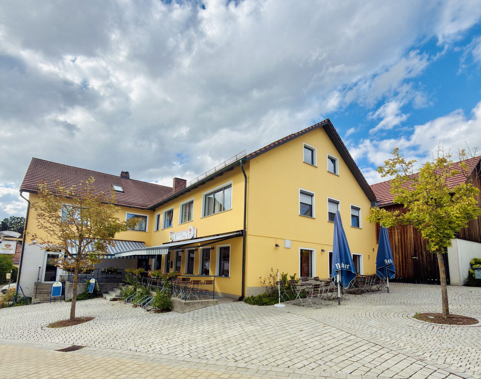 Außenansicht_inkl Scheune Gut laufende Gastronomie mit drei Wohneinheiten im Oberpfälzer Wald, Bayern