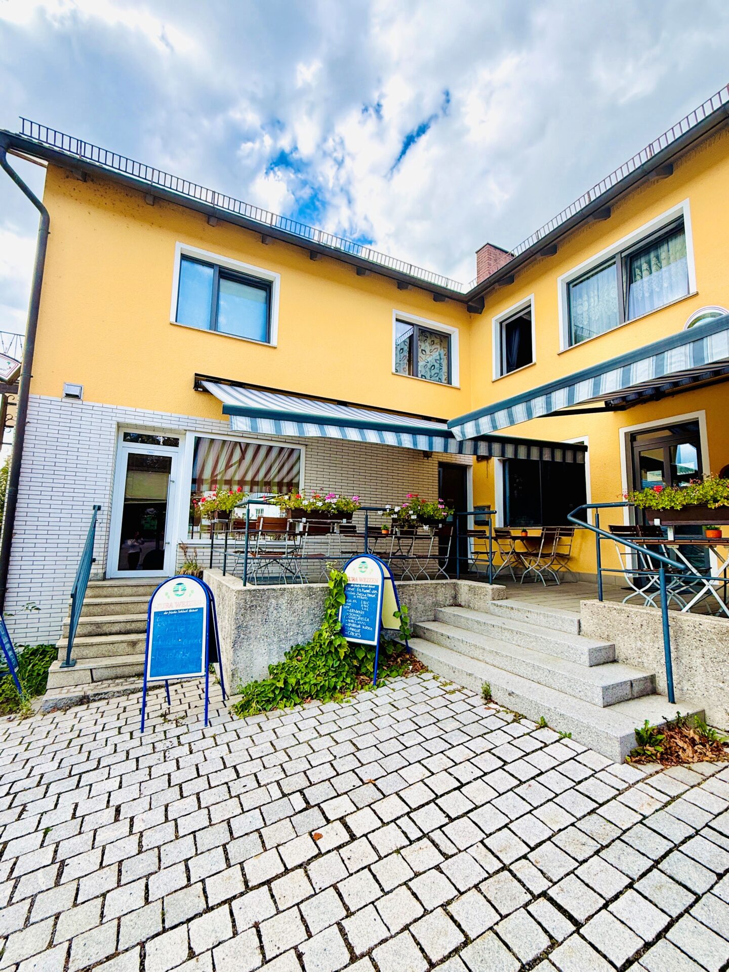 Außenansicht_separeter Eingang Gut laufende Gastronomie mit drei Wohneinheiten im Oberpfälzer Wald, Bayern