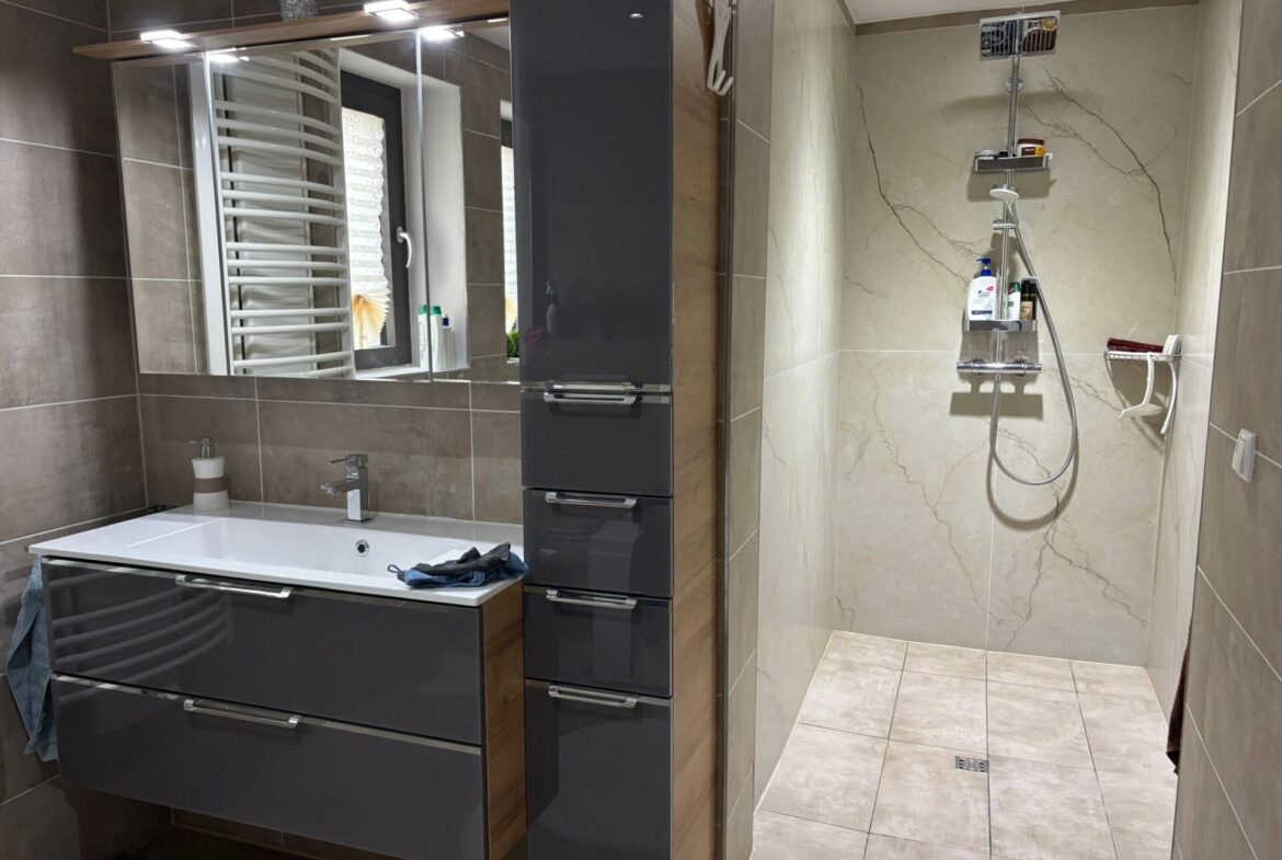 Badezimmer (2) Gut laufende Gastronomie mit drei Wohneinheiten im Oberpfälzer Wald, Bayern