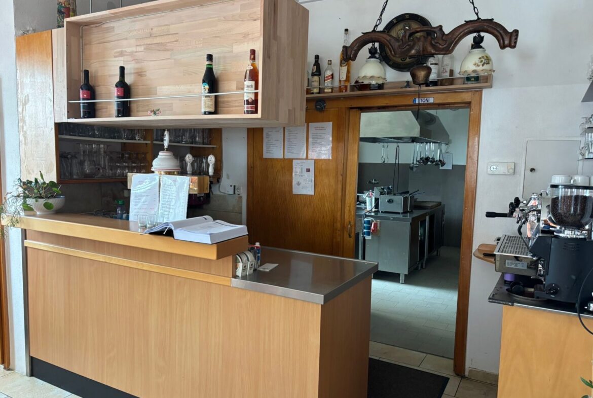 Gastronomie EG (12) Gut laufende Gastronomie mit drei Wohneinheiten im Oberpfälzer Wald, Bayern
