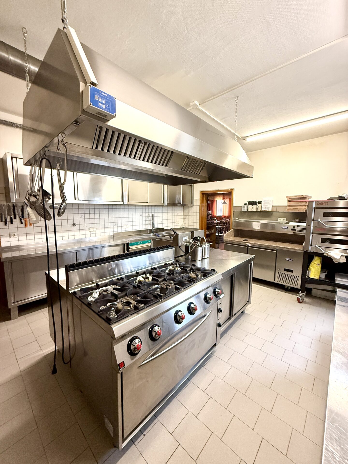 Gastronomie EG (13) Gut laufende Gastronomie mit drei Wohneinheiten im Oberpfälzer Wald, Bayern