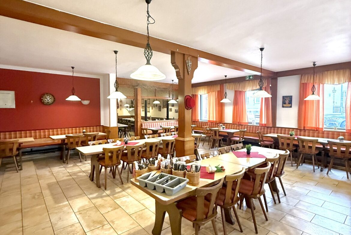 Gastronomie EG (2) Gut laufende Gastronomie mit drei Wohneinheiten im Oberpfälzer Wald, Bayern