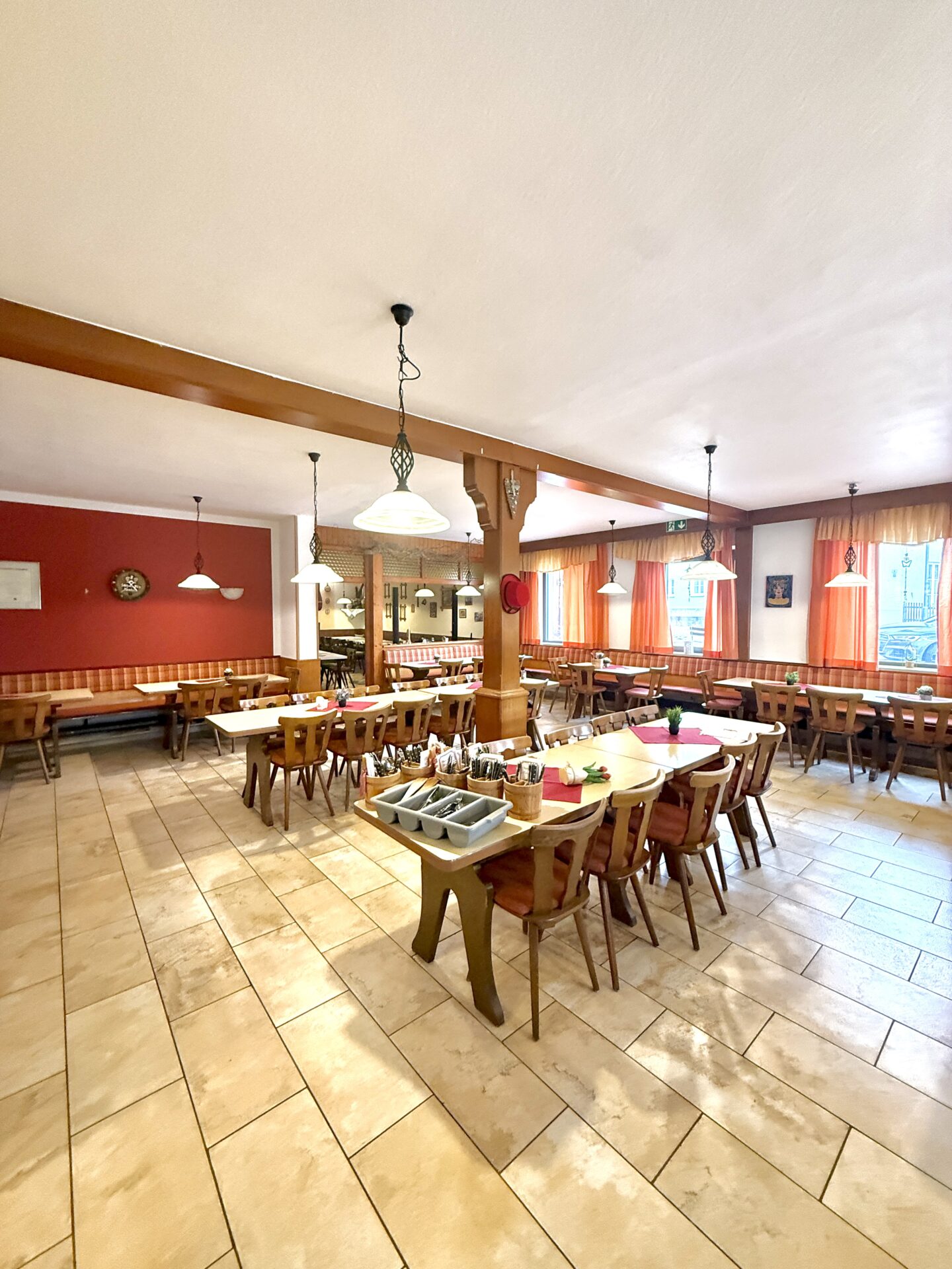 Gastronomie EG (2) Gut laufende Gastronomie mit drei Wohneinheiten im Oberpfälzer Wald, Bayern