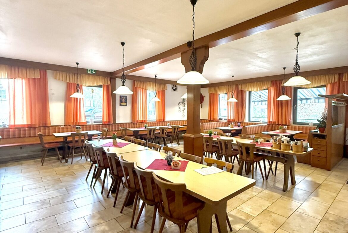 Gastronomie EG (3) Gut laufende Gastronomie mit drei Wohneinheiten im Oberpfälzer Wald, Bayern
