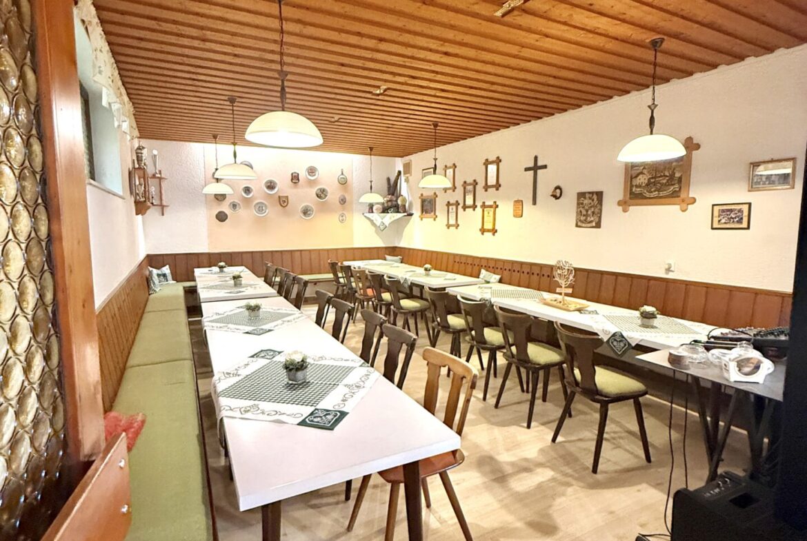 Gastronomie EG (4) Gut laufende Gastronomie mit drei Wohneinheiten im Oberpfälzer Wald, Bayern