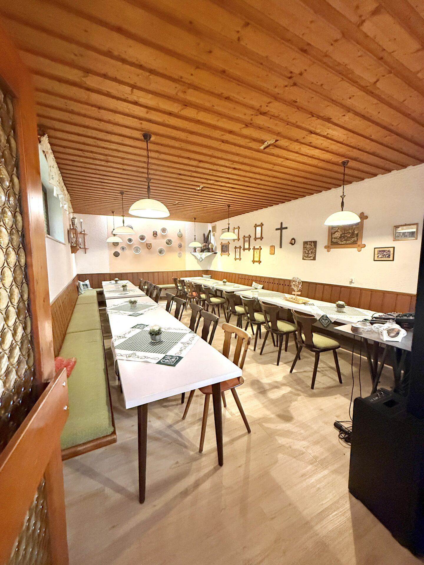 Gastronomie EG (4) Gut laufende Gastronomie mit drei Wohneinheiten im Oberpfälzer Wald, Bayern