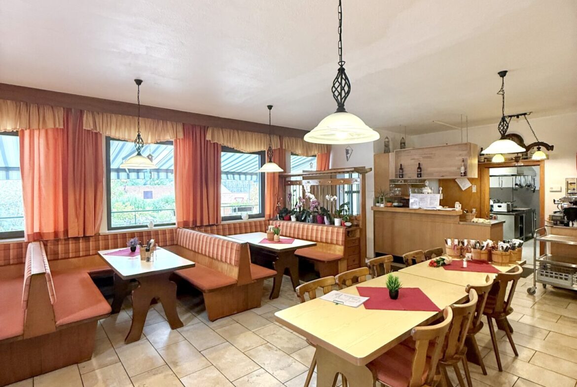 Gastronomie EG (6) Gut laufende Gastronomie mit drei Wohneinheiten im Oberpfälzer Wald, Bayern