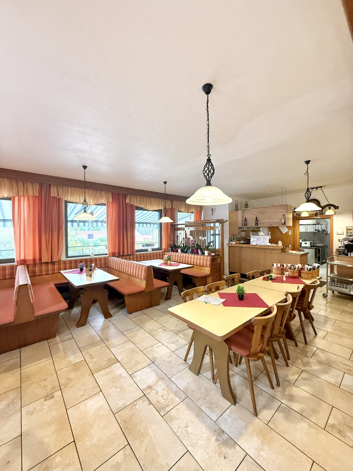 Gastronomie EG (6) Gut laufende Gastronomie mit drei Wohneinheiten im Oberpfälzer Wald, Bayern