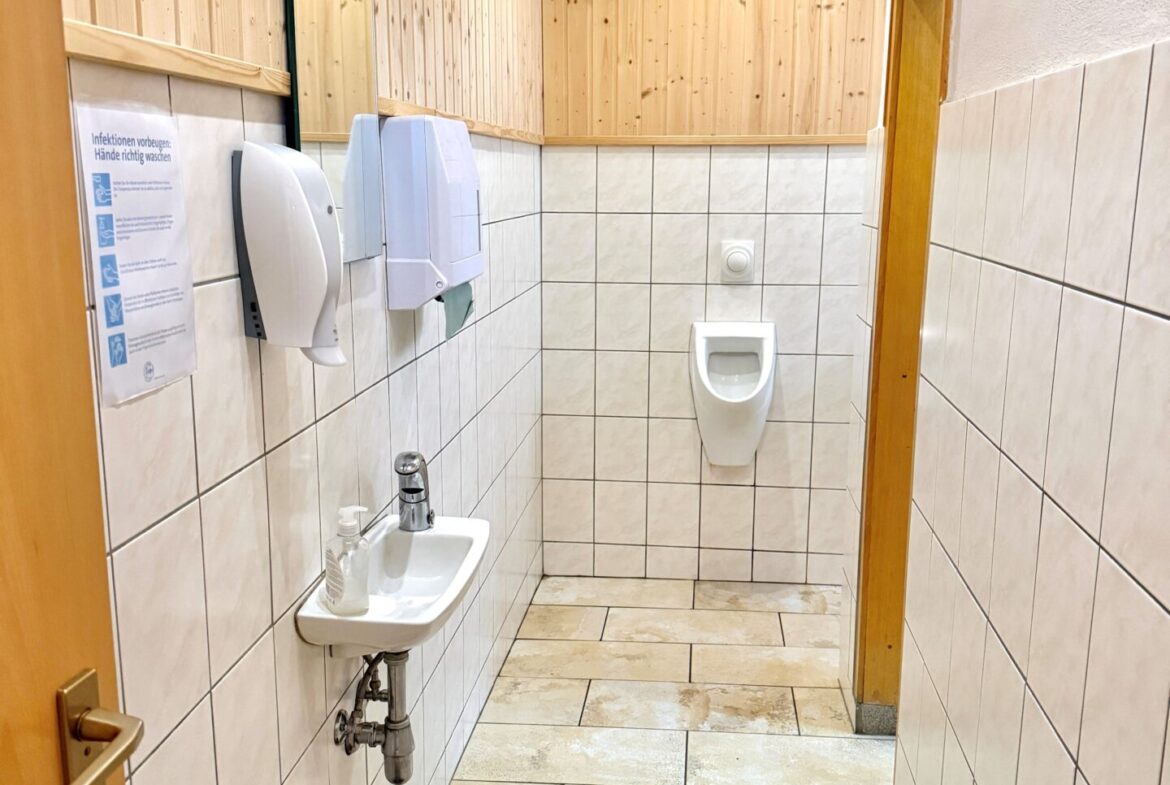 Gastronomie EG (9) Gut laufende Gastronomie mit drei Wohneinheiten im Oberpfälzer Wald, Bayern