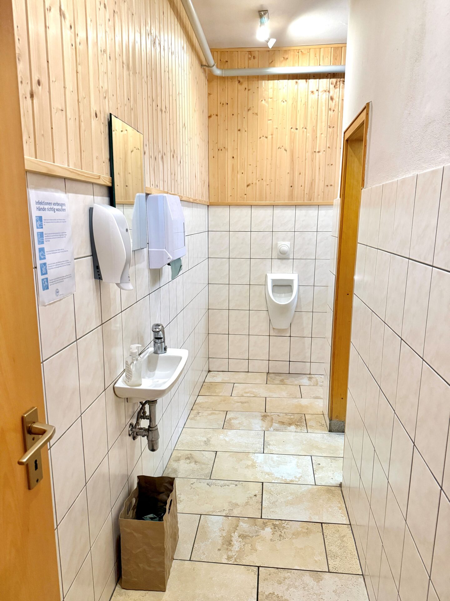 Gastronomie EG (9) Gut laufende Gastronomie mit drei Wohneinheiten im Oberpfälzer Wald, Bayern