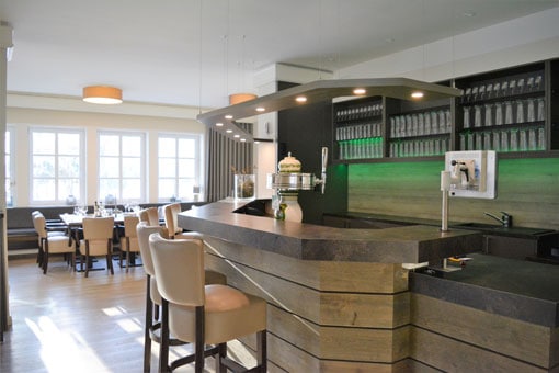 Rosalie-GG-Über-den-Tresen-ind-en-Gastraum Golf-Club Gut Grambek e.V. sucht einen neuen Pächter (m/w/d) für das Clubrestaurant ab sofort bis spätestens zum 01.04.2027