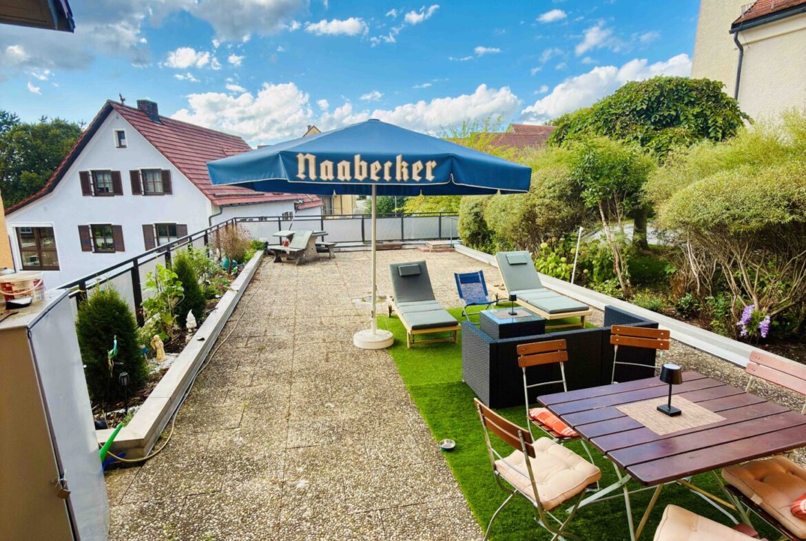 Terrasse Hauptwohnung (1) Gut laufende Gastronomie mit drei Wohneinheiten im Oberpfälzer Wald, Bayern